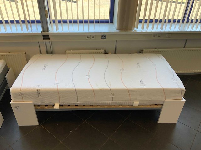 Bed - afbeelding 1 van  1