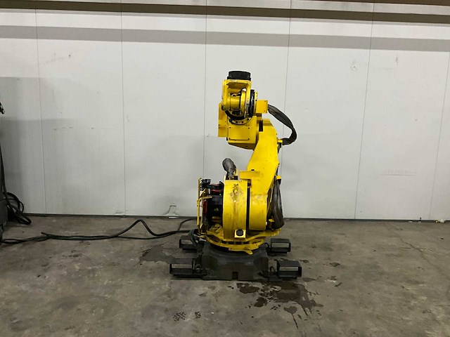 Bedieningsrobot & besturingskast - fanuc - r-2000ia, 210f - industriële robot - 2004 - afbeelding 2 van  4