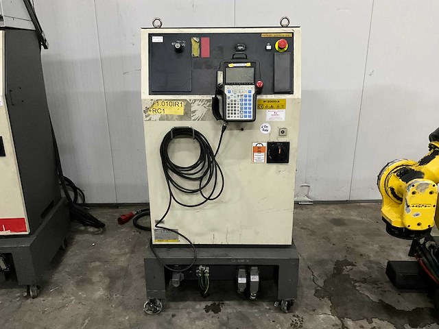 Bedieningsrobot & besturingskast - fanuc - r-2000ia, 210f - industriële robot - 2006 - afbeelding 6 van  6