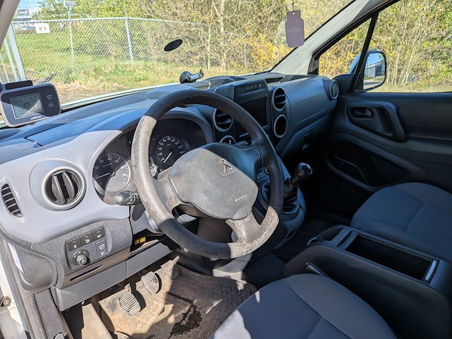 Bedrijfsauto, peugeot, partner 120 1.6 bluehdi 100 l1 première s&s, 2015 - afbeelding 32 van  32