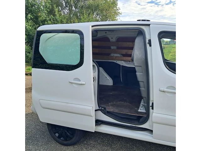 Bedrijfsauto, peugeot, partner 120 1.6 bluehdi 100 l1 première s&s, 2015 - afbeelding 41 van  57