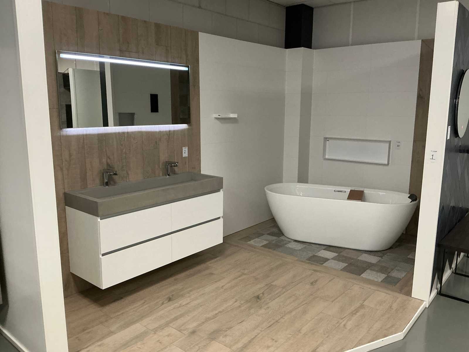 Bedrijfsbeeindiging sanitair, badkamermeubilair, accessoires, tegel vloeren