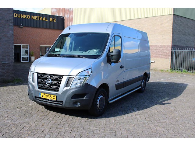 Bedrijfsbus nissan nv400 f35.13. met kilometerstand 154.313 km en kenteken vf-935-x. datum eerste tenaamste... - afbeelding 1 van  15