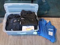 Bedrijfskleding in krat w.o. polo's. - afbeelding 1 van  3