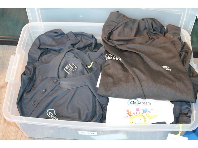 Bedrijfskleding in krat w.o. polo's. - afbeelding 3 van  3