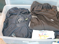 Bedrijfskleding in krat w.o. polo's. - afbeelding 3 van  3
