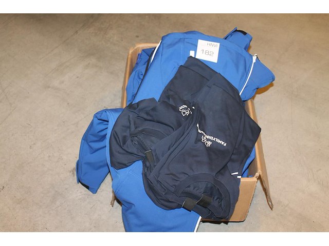 Bedrijfskleding met opdruk in doos w.o. jassen en shirts - afbeelding 1 van  1