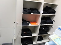 Bedrijfskleding op acht schappen w.o. polo's, vesten en t-shirts - afbeelding 1 van  3