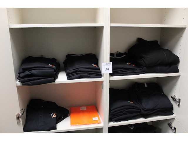 Bedrijfskleding op acht schappen w.o. polo's, vesten en t-shirts - afbeelding 2 van  3