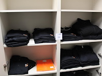 Bedrijfskleding op acht schappen w.o. polo's, vesten en t-shirts - afbeelding 2 van  3
