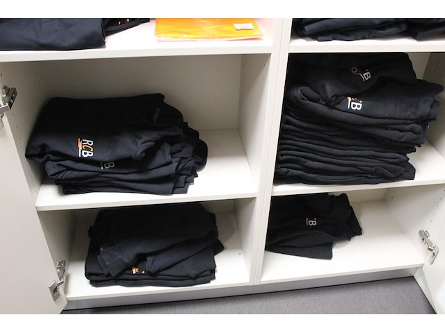 Bedrijfskleding op acht schappen w.o. polo's, vesten en t-shirts - afbeelding 3 van  3