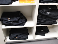 Bedrijfskleding op acht schappen w.o. polo's, vesten en t-shirts - afbeelding 3 van  3