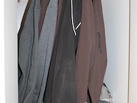 Bedrijfskleding waaronder jassen, broeken, t-shirts en mutsen in kast. - afbeelding 2 van  4