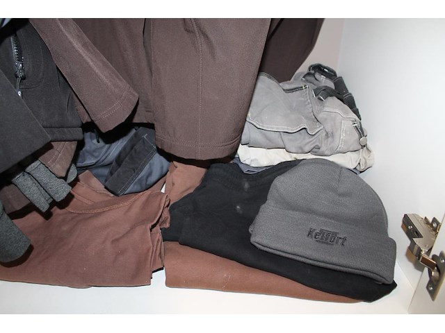 Bedrijfskleding waaronder jassen, broeken, t-shirts en mutsen in kast. - afbeelding 3 van  4