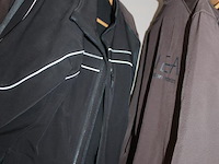 Bedrijfskleding waaronder jassen, broeken, t-shirts en mutsen in kast. - afbeelding 4 van  4