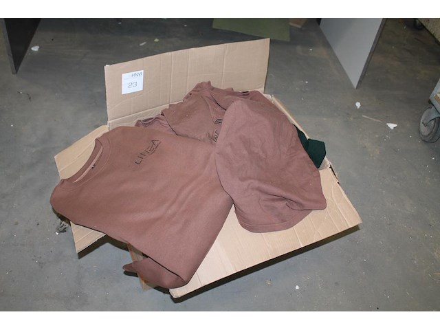 Bedrijfskleding waaronder truien, t-shirts en muts in doos. - afbeelding 1 van  3