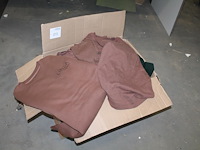 Bedrijfskleding waaronder truien, t-shirts en muts in doos. - afbeelding 1 van  3