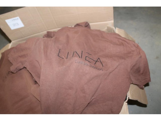 Bedrijfskleding waaronder truien, t-shirts en muts in doos. - afbeelding 2 van  3