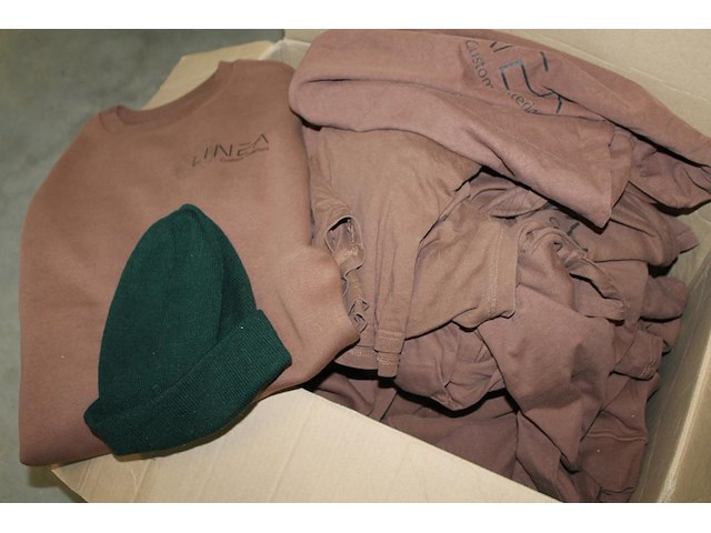 Bedrijfskleding waaronder truien, t-shirts en muts in doos. - afbeelding 3 van  3
