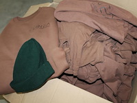 Bedrijfskleding waaronder truien, t-shirts en muts in doos. - afbeelding 3 van  3