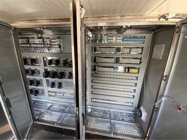 Bedrijfsunit met rvs technische installatie - afbeelding 3 van  19