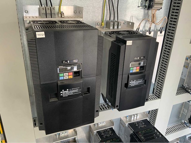 Bedrijfsunit met rvs technische installatie - afbeelding 5 van  19