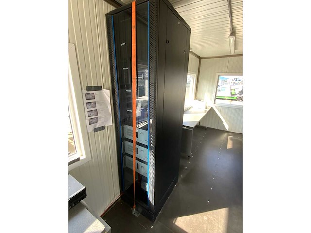 Bedrijfsunit met rvs technische installatie - afbeelding 6 van  19