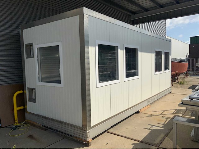 Bedrijfsunit met rvs technische installatie - afbeelding 12 van  19