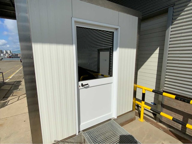 Bedrijfsunit met rvs technische installatie - afbeelding 15 van  19