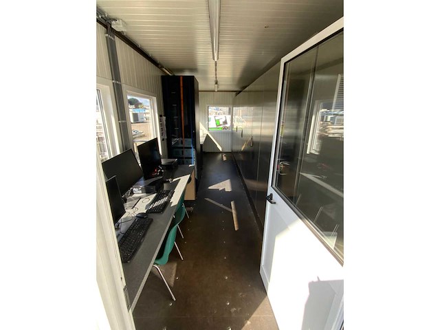 Bedrijfsunit met rvs technische installatie - afbeelding 16 van  19