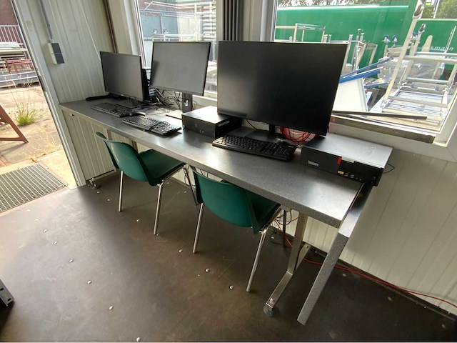 Bedrijfsunit met rvs technische installatie - afbeelding 18 van  19