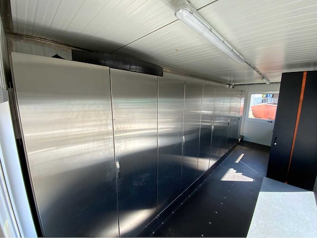Bedrijfsunit met rvs technische installatie - afbeelding 19 van  19