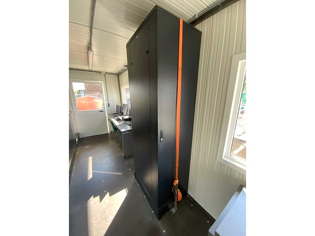 Bedrijfsunit met rvs technische installatie - afbeelding 1 van  2