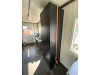 Bedrijfsunit met rvs technische installatie - afbeelding 1 van  2