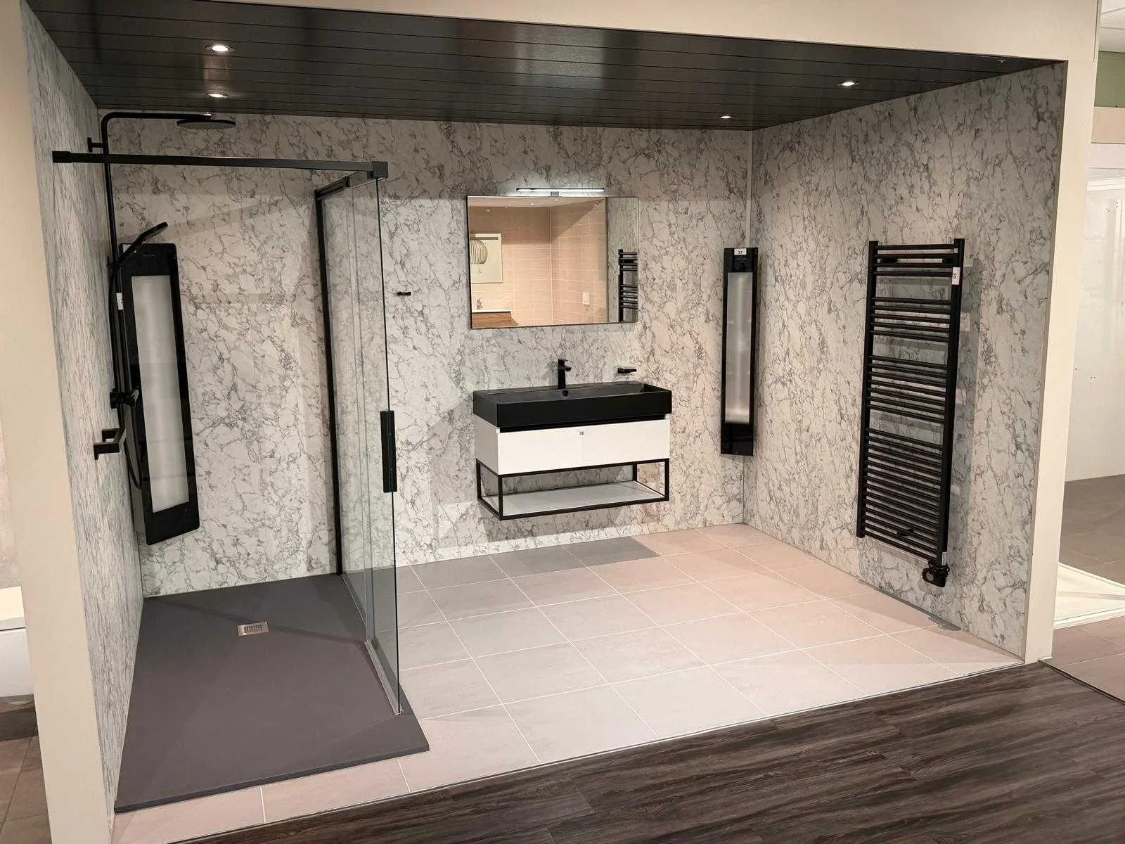 Bedrijfsverhuizing badkamer showroom