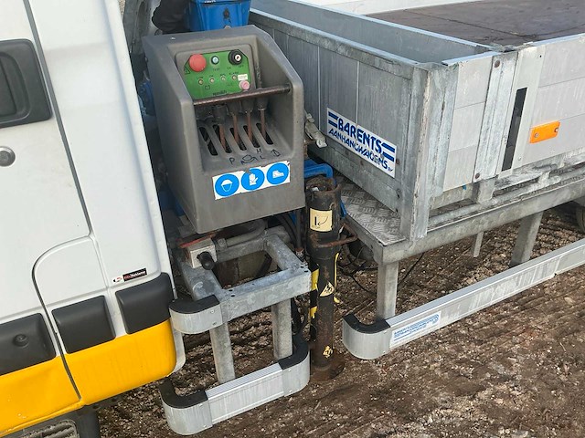 Bedrijfswagen met laadkraan - afbeelding 3 van  20