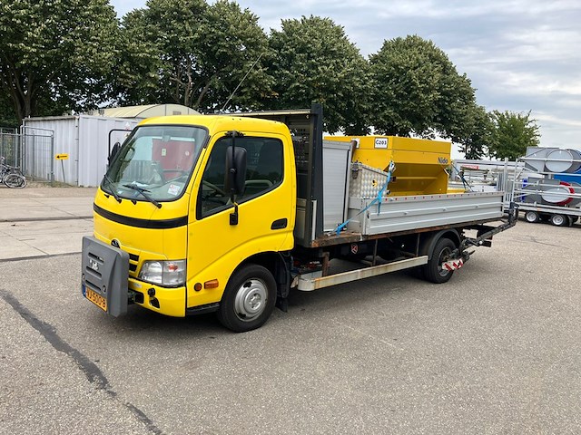 Bedrijfswagen met openlaadbak, toyota, dyna, 150 3.0 d-4d comfort, 2014, voorzien van opzetstrooier nido - afbeelding 1 van  3