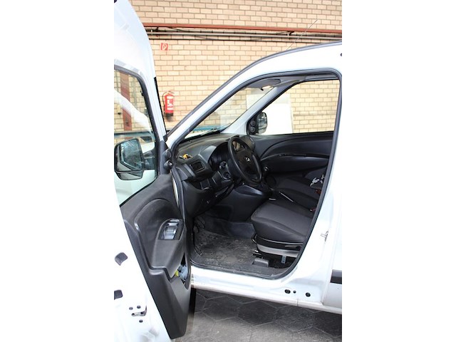 Bedrijfswagen opel combo met kenteken v-187-pn. datum eerste toelating 12-06-2018. vervaldatum apk 22-03-20... - afbeelding 8 van  12