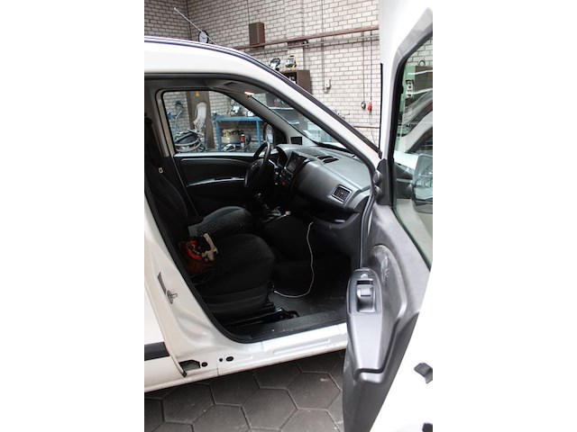 Bedrijfswagen opel combo met kenteken v-187-pn. datum eerste toelating 12-06-2018. vervaldatum apk 22-03-20... - afbeelding 12 van  12