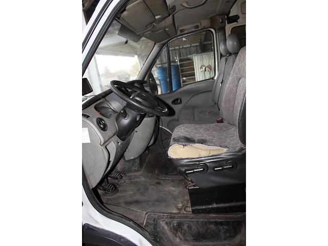 Bedrijfswagen renault master t33 2.5 dci l2h2 met kenteken 31-vtj-8 en kilometerstand 489.032 km. bouwjaar ... - afbeelding 9 van  11