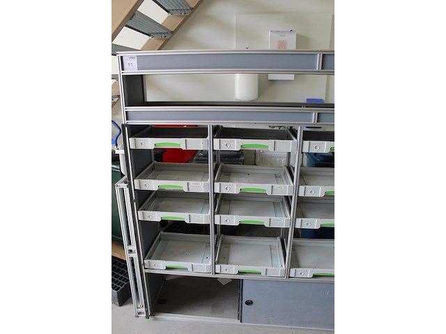 Bedrijfswagenrichting transportainer.nl. 308 cm x 37 ,5 cm. hoogte 170 cm. met 16 vakken met geleider t.b.v... - afbeelding 3 van  9