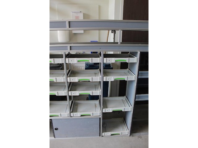 Bedrijfswagenrichting transportainer.nl. 308 cm x 37 ,5 cm. hoogte 170 cm. met 16 vakken met geleider t.b.v... - afbeelding 4 van  9