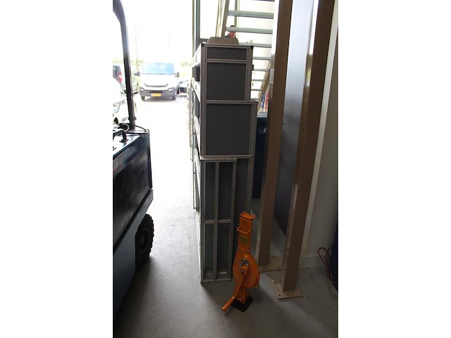 Bedrijfswagenrichting transportainer.nl. 308 cm x 37 ,5 cm. hoogte 170 cm. met 16 vakken met geleider t.b.v... - afbeelding 6 van  9