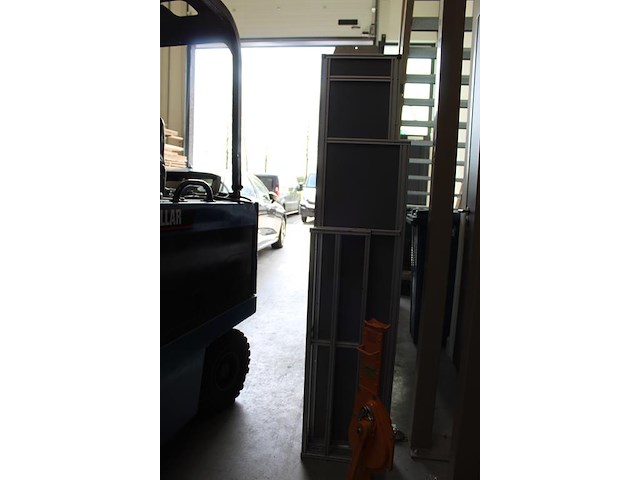 Bedrijfswagenrichting transportainer.nl. 308 cm x 37 ,5 cm. hoogte 170 cm. met 16 vakken met geleider t.b.v... - afbeelding 7 van  9