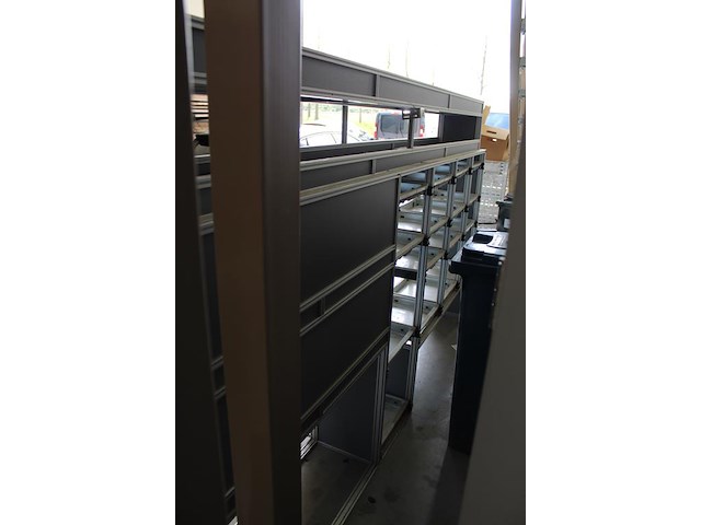 Bedrijfswagenrichting transportainer.nl. 308 cm x 37 ,5 cm. hoogte 170 cm. met 16 vakken met geleider t.b.v... - afbeelding 8 van  9