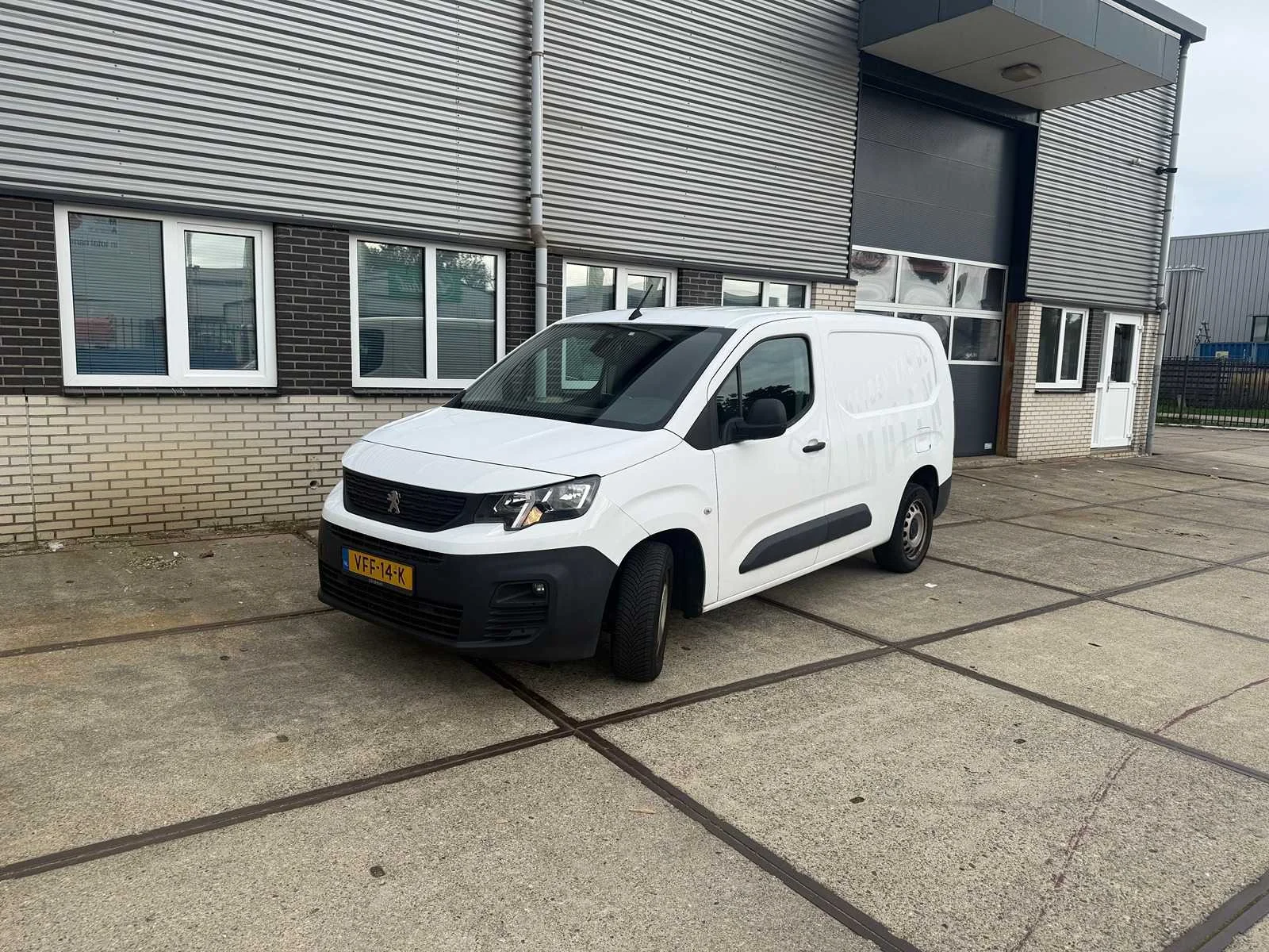 Bedrijfswagens, personenauto’s, aanhangers en onderdelen