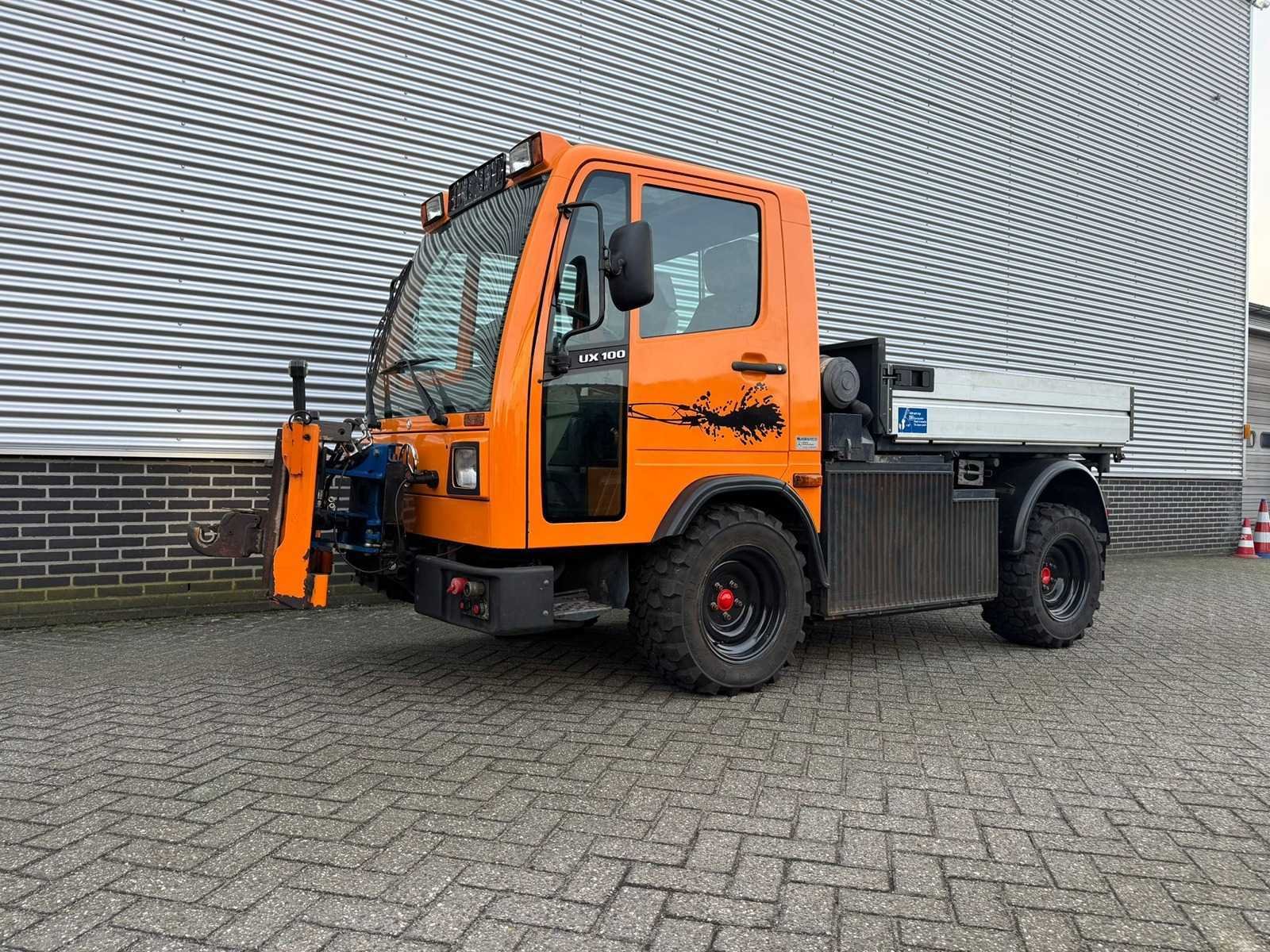 Bedrijfswagens, trucks, auto's, oldtimers, machines