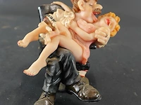 Beeld "aw, come on!" naar de bekende tekeningen van robert crumb, gemaakt door fabrikant parastone. polystone