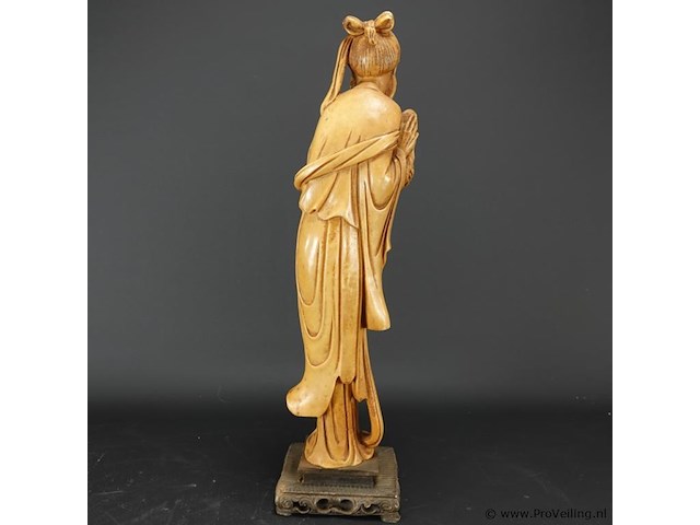 Beeld chinese wijze met kind op basement - afbeelding 4 van  5