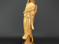 Beeld chinese wijze met kind op basement - afbeelding 4 van  5